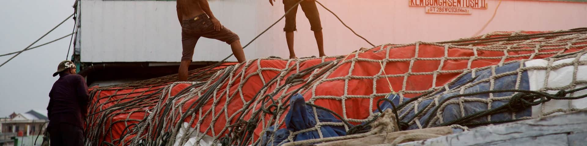 Sunda Kelapa montrant baie ou port et navigation aussi bien que petit groupe de personnes