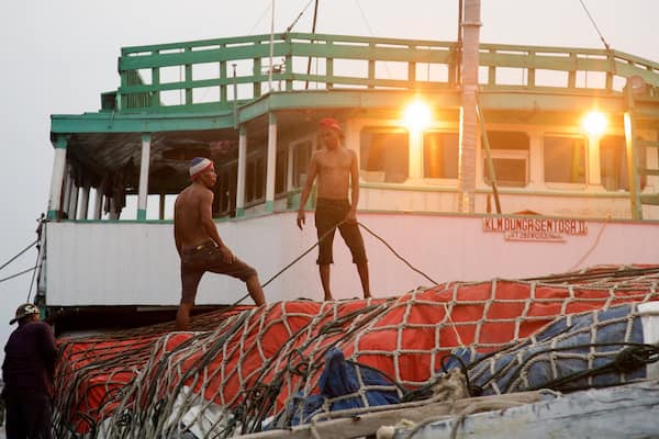Sunda Kelapa montrant baie ou port et navigation aussi bien que petit groupe de personnes