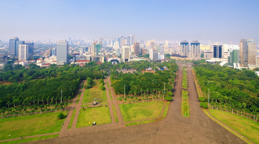 Praça Merdeka mostrando paisagem, uma cidade e um parque