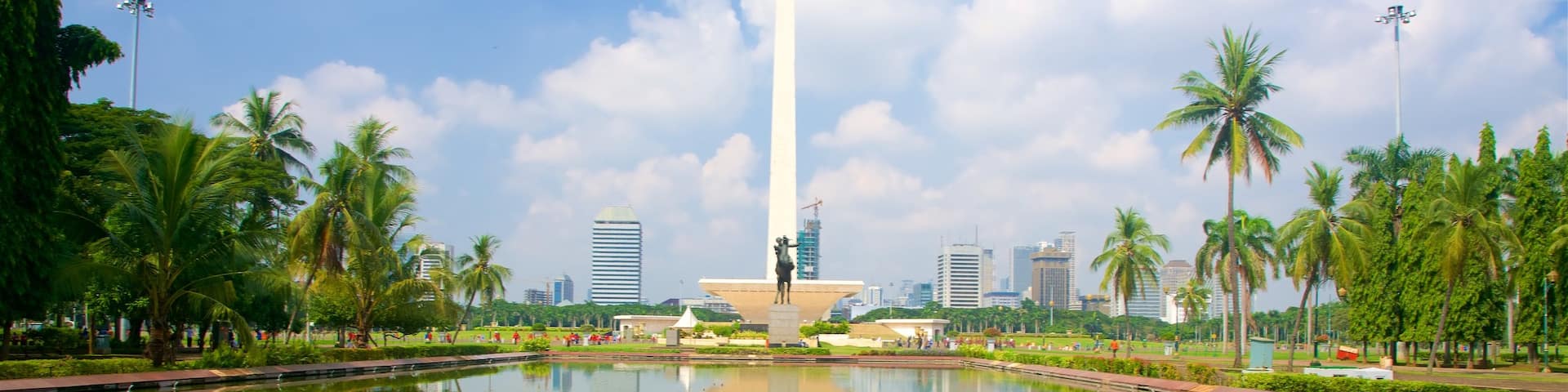 Bundaran HI featuring a garden, a lake or waterhole and a monument