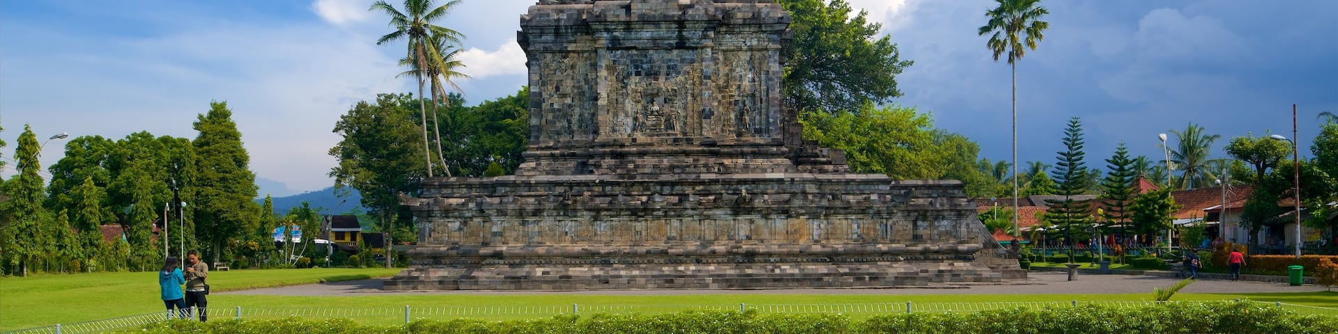 Candi Mendut featuring heritage architecture and a ruin
