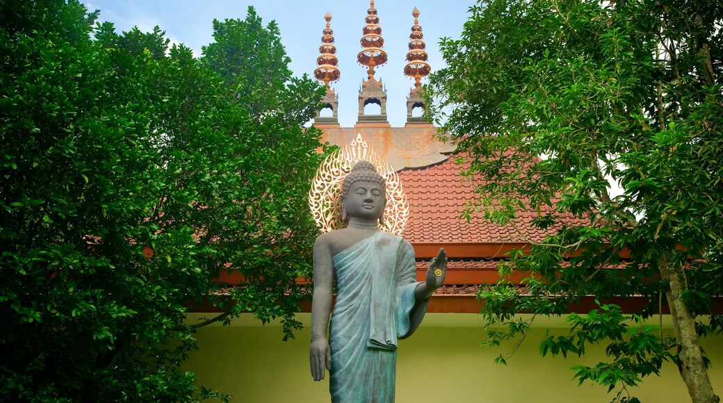 Magelang presenterar en staty eller skulptur och historiska element