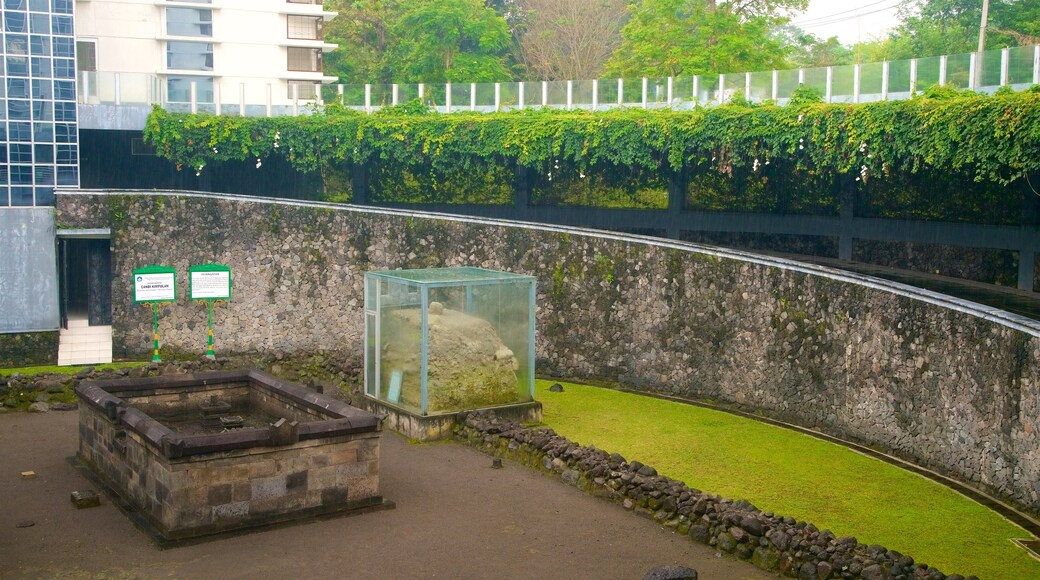 Yogyakarta das einen Gebäuderuinen und Geschichtliches