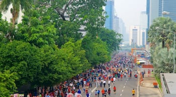 Jakarta toont een stad en ook een grote groep mensen