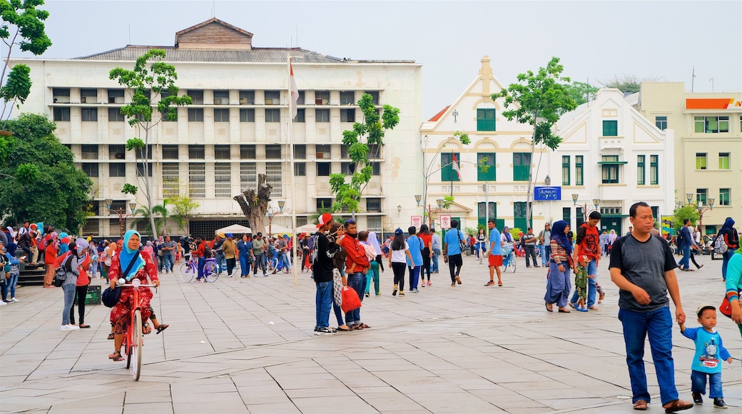 Vieille ville de Jakarta montrant square ou place aussi bien que important groupe de personnes