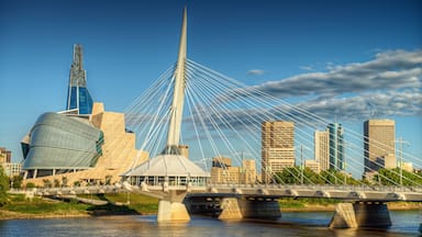 Winnipeg toont een brug, moderne architectuur en een stad