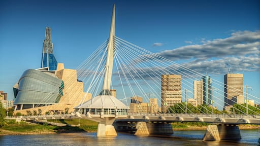 Winnipeg toont een stad, een rivier of beek en moderne architectuur