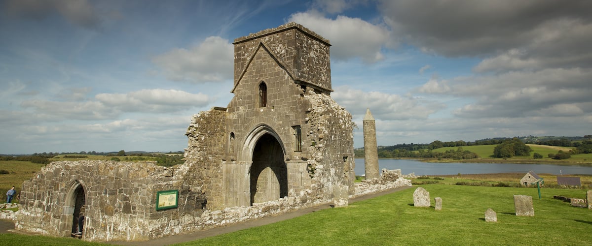 Isla de Devenish ofreciendo un jardín, patrimonio de arquitectura y ruinas de edificios
