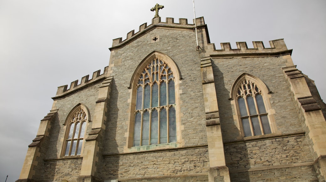 Londonderry que incluye una iglesia o catedral y arquitectura patrimonial