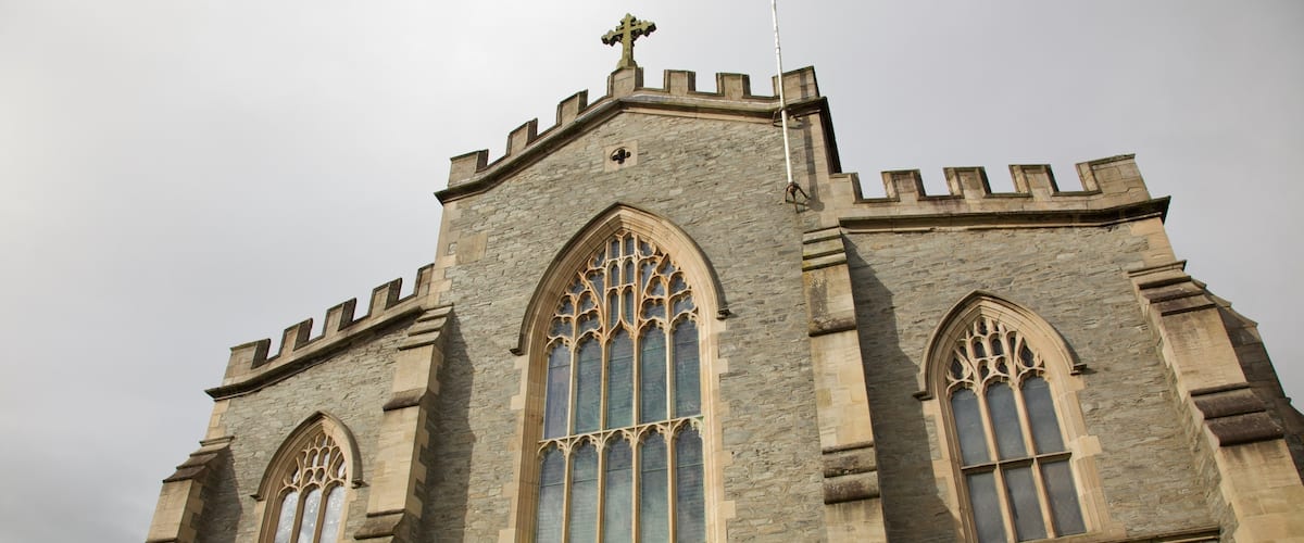 Londonderry which includes heritage architecture and a church or cathedral