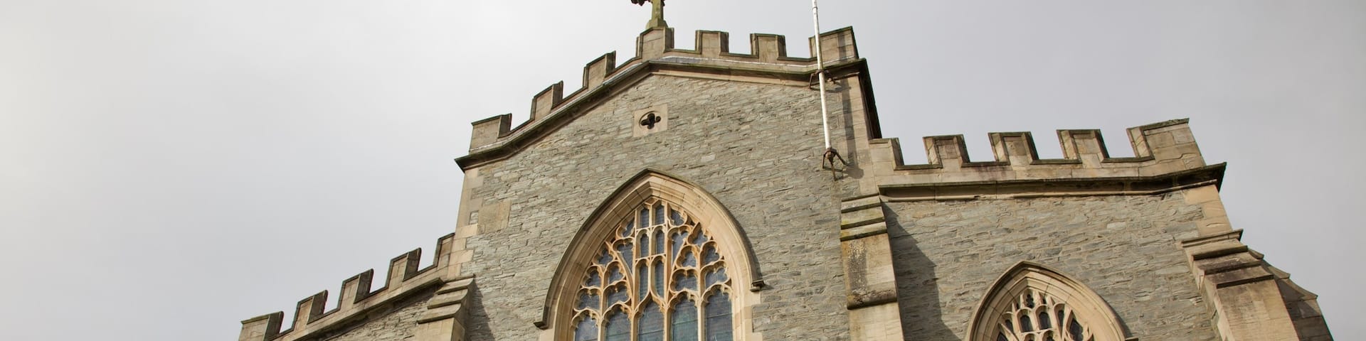 Londonderry which includes heritage architecture and a church or cathedral