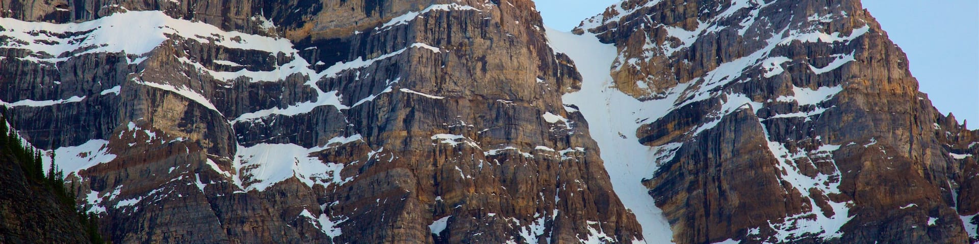 Moraine Lake mit einem Berge und Schnee