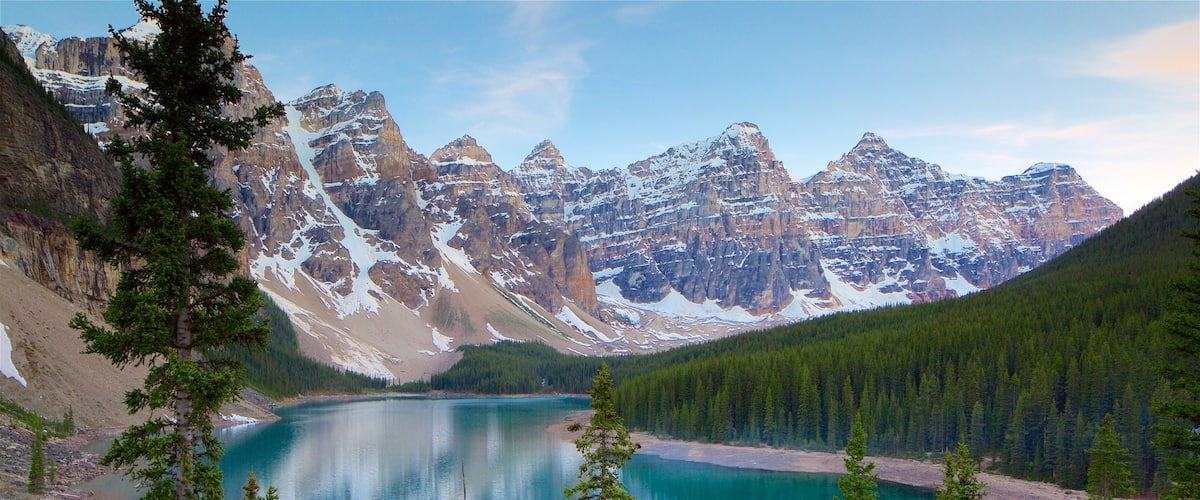 Moraine Lake mit einem ruhige Szenerie, See oder Wasserstelle und Landschaften
