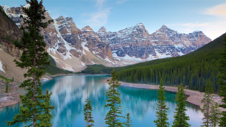 Moraine Lake som visar en sjö eller ett vattenhål, snö och landskap