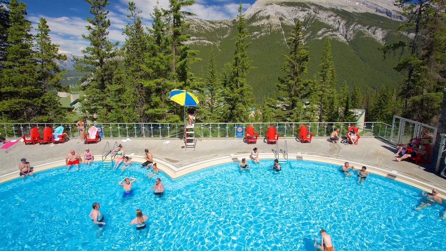 Upper Hot Springs mostrando natación, una piscina y situaciones tranquilas