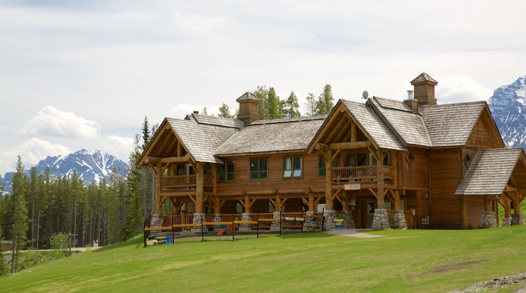 Gondeln von Lake Louise mit einem ruhige Szenerie und Geschichtliches