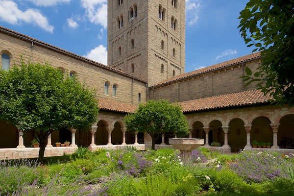The Cloisters das einen Geschichtliches und Garten