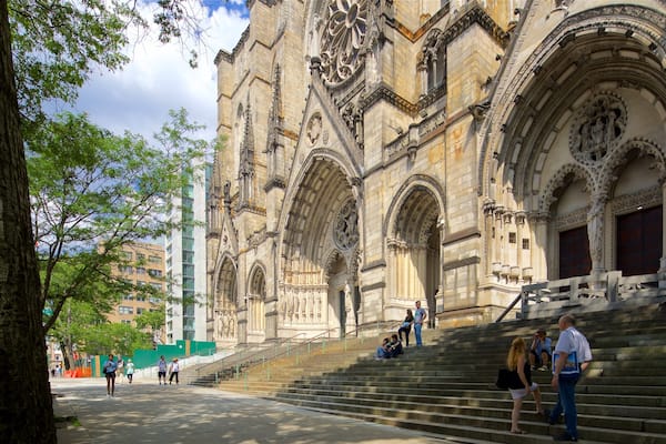Cathedral of St. John the Divine presenterar historisk arkitektur och en kyrka eller katedral