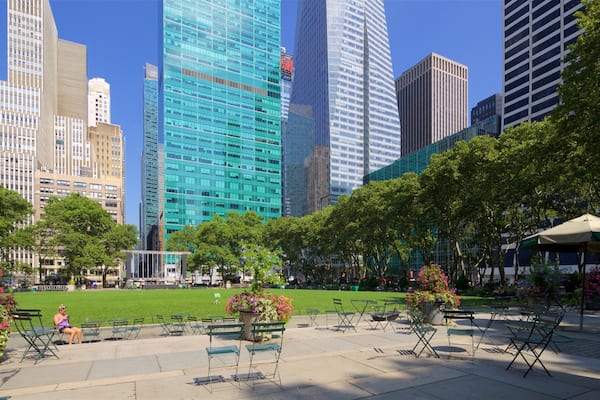 Bryant Park mit einem Stadt, Garten und Hochhaus