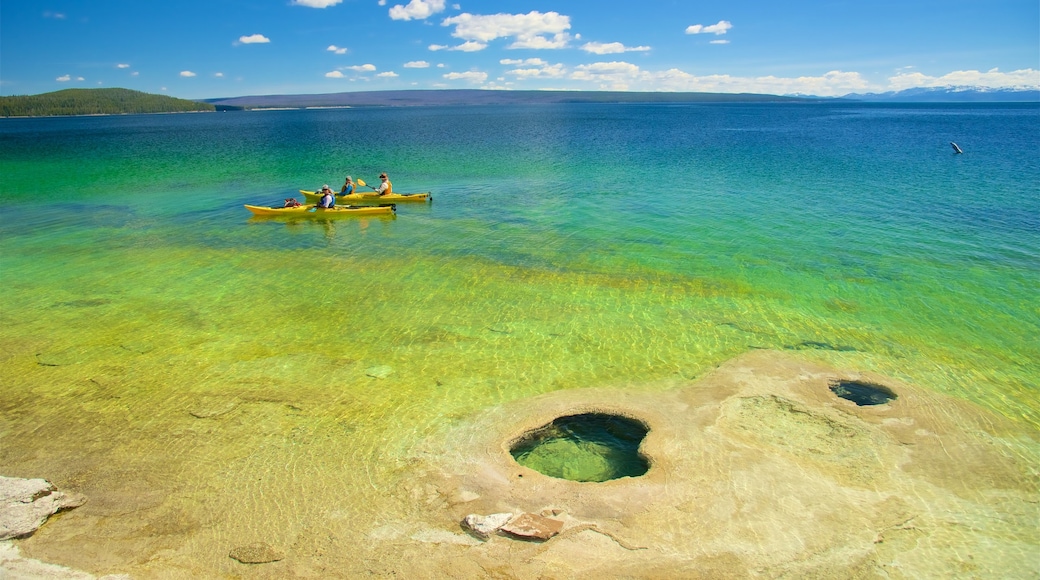 West Thumb mit einem See oder Wasserstelle und Kajak- oder Kanufahren sowie kleine Menschengruppe