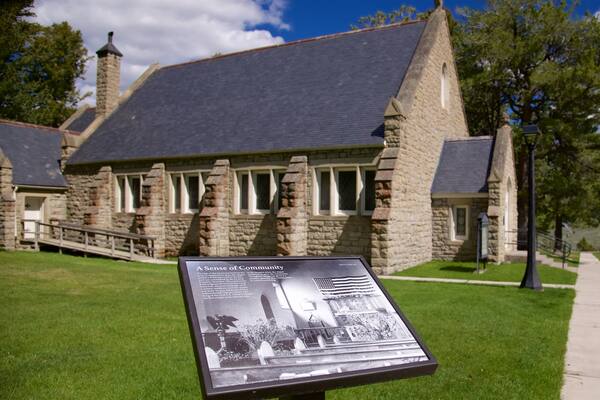 District historique Fort Yellowstone mettant en vedette patrimoine historique et signalisation