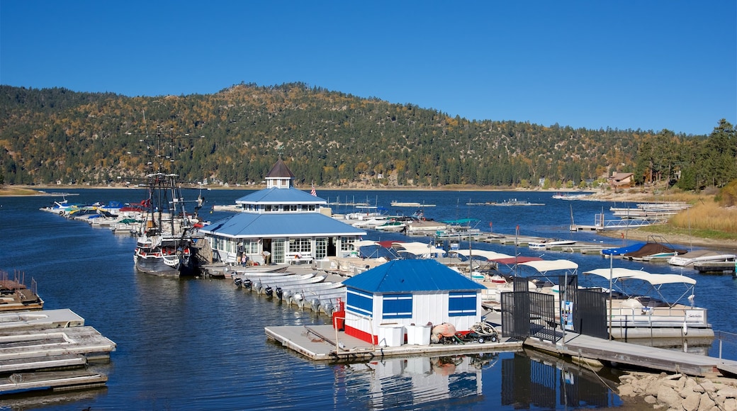 Big Bear Lake som viser fredfyldte omgivelser, en sø eller et vandhul og en bugt eller havn