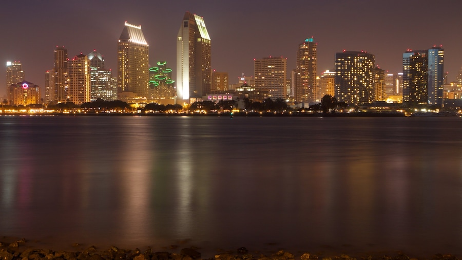 Coronado che include casa a torre, città e paesaggio notturno