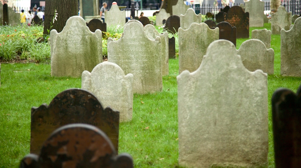 St. Paul\'s Chapel showing a cemetery