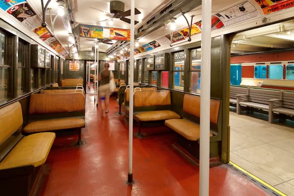 New York Transit Museum das einen Innenansichten und Eisenbahnbetrieb