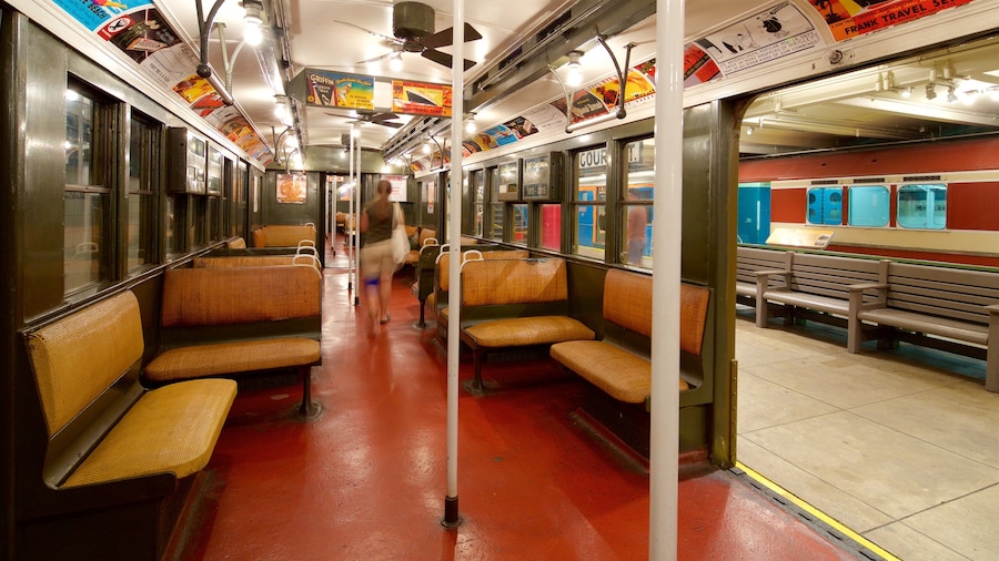 New York Transit Museum som viser jernbanegenstande og interiør