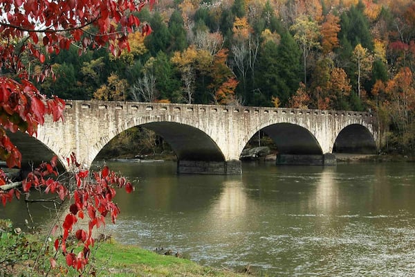 Cumberland Falls mit einem Wälder, Fluss oder Bach und Brücke