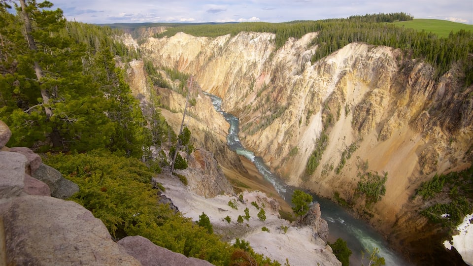 Grand Canyon i Yellowstone og byder på en flod eller et vandløb, en kløft eller slugt og fredfyldte omgivelser