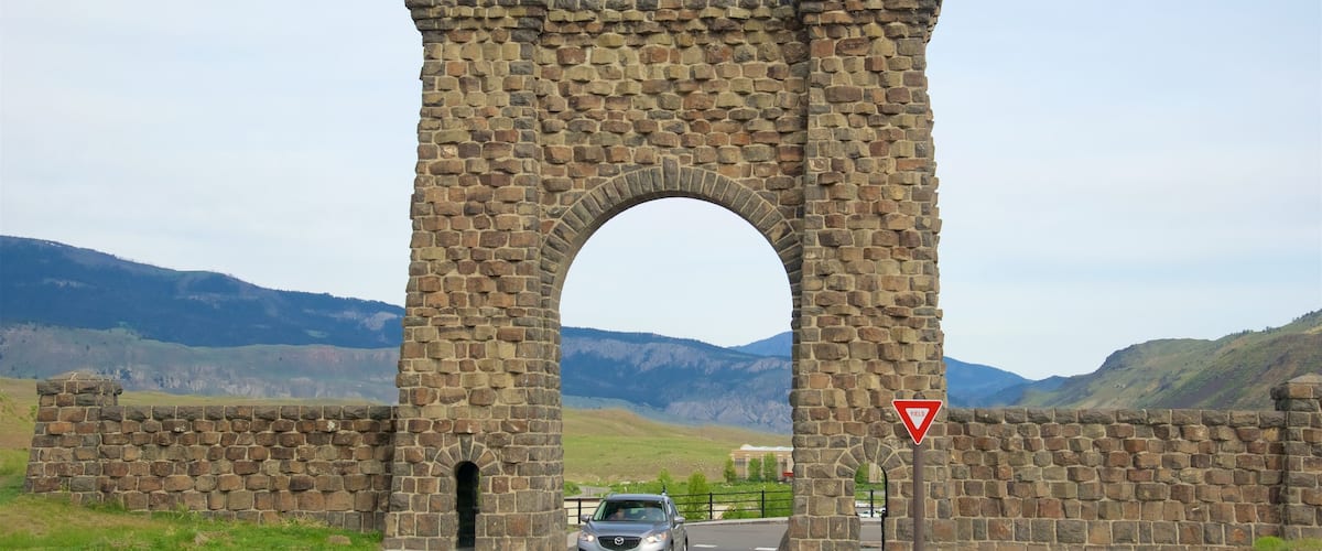 Roosevelt Arch toont historische architectuur en vredige uitzichten