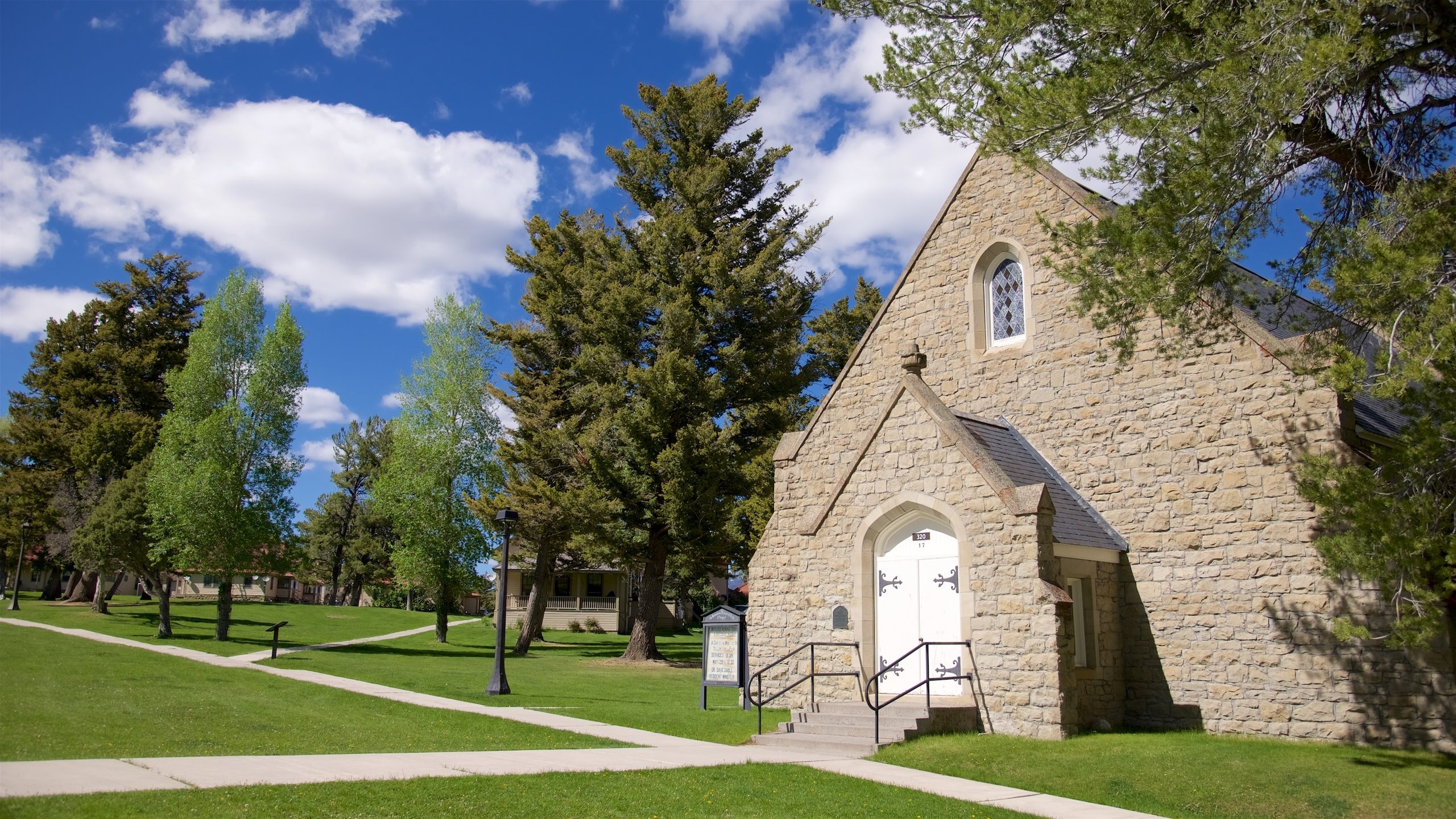 เขตประวัติศาสตร์ Fort Yellowstone เนื้อเรื่องที่ มรดกวัฒนธรรม, สวน และ โบสถ์หรือวิหาร