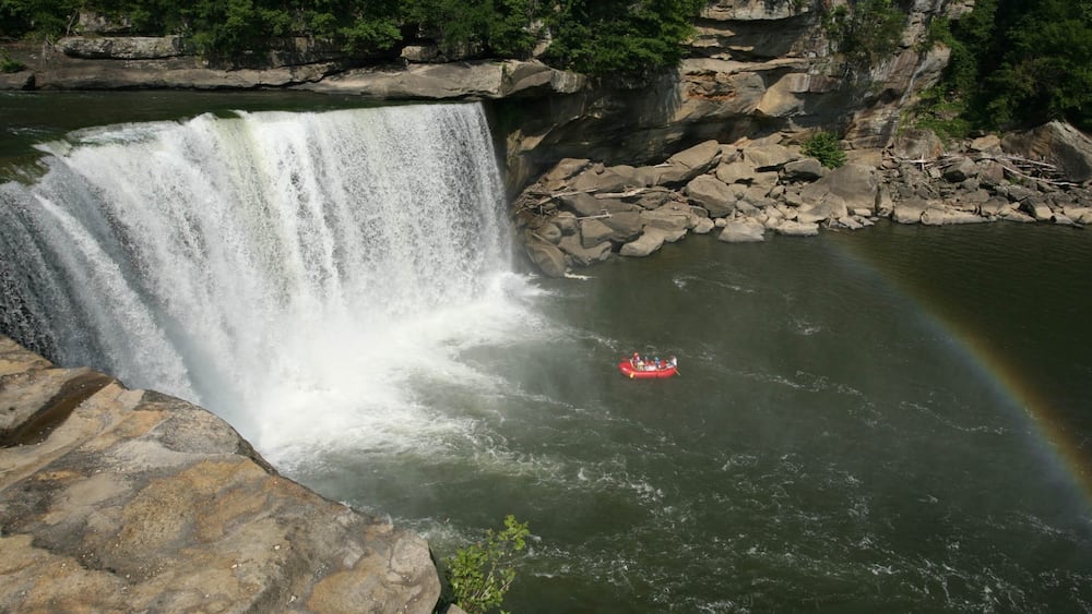 Cumberland Falls mettant en vedette rivière ou ruisseau, rafting et chute d\'eau