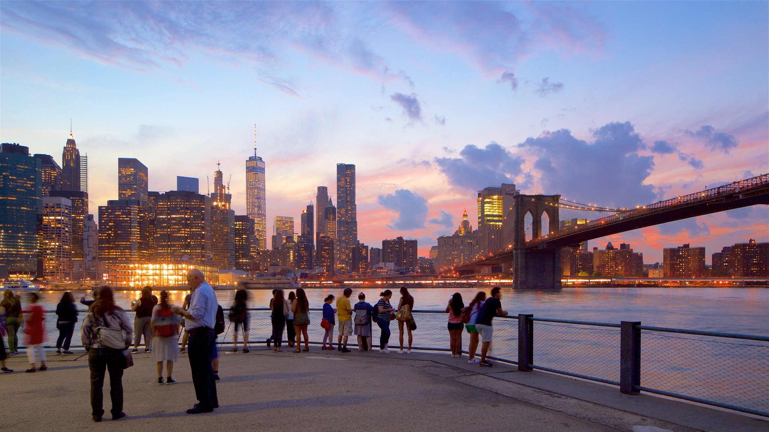 Brooklyn Heights Promenade welches beinhaltet Hochhaus, Fluss oder Bach und Sonnenuntergang