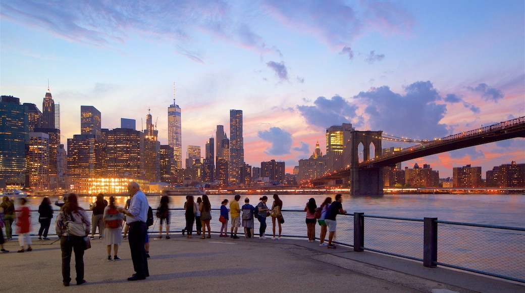 Brooklyn Heights Promenade bevat een stad, een rivier of beek en een zonsondergang