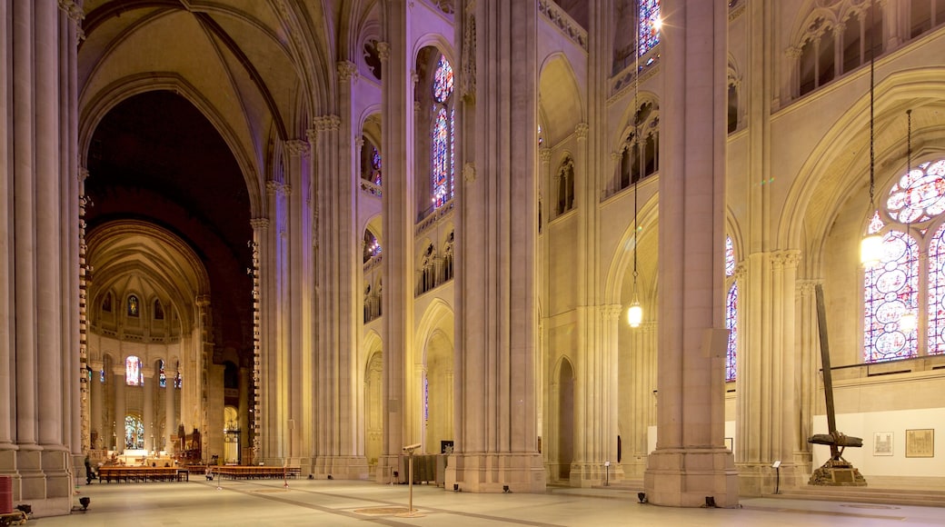 Cathédrale Saint-Jean le Divin de New York montrant église ou cathédrale, vues intérieures et patrimoine historique