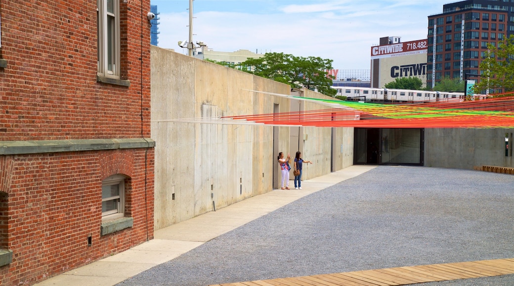 New York toont kunst in de open lucht en ook een klein groepje mensen