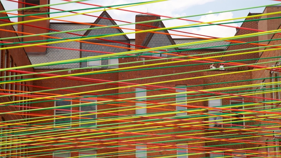 MoMA PS1 que incluye arte al aire libre