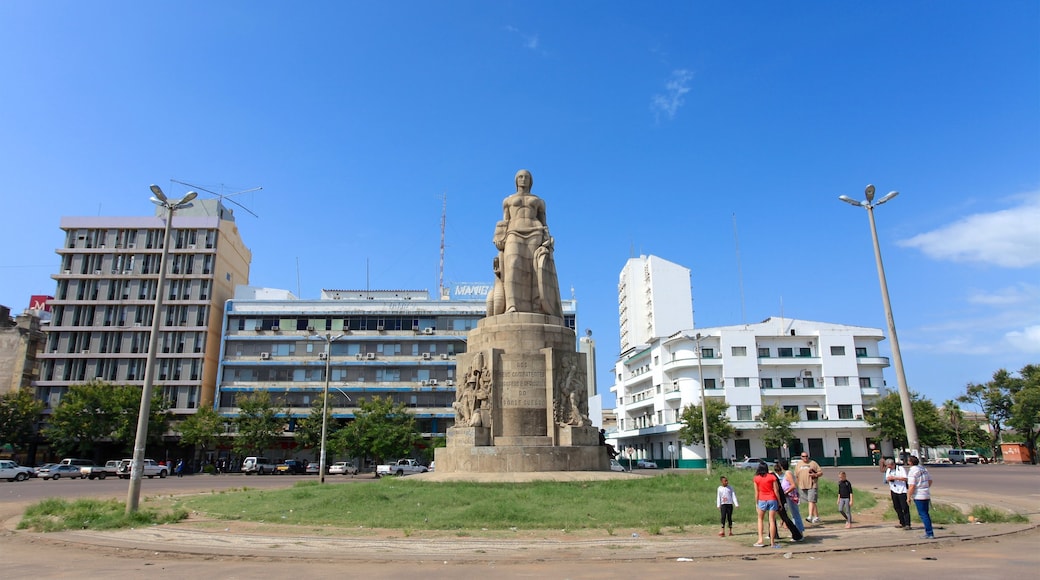 Maputo som visar en staty eller skulptur såväl som en liten grupp av människor