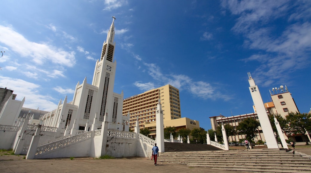 Maputo mostrando oggetti d\'epoca, piazza e chiesa o cattedrale