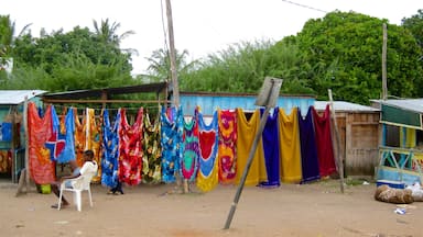 Inhambane mostrando elementos de patrimônio assim como um homem sozinho