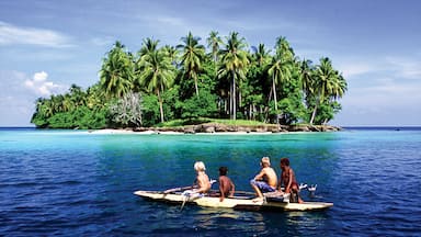 Madang mit einem Kajak- oder Kanufahren, Inselansicht und allgemeine Küstenansicht