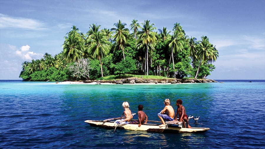 Madang mostrando piragüismo, imágenes de una isla y vistas de una costa