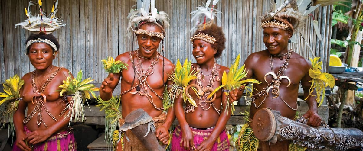 Madang mettant en vedette culture autochtone aussi bien que petit groupe de personnes
