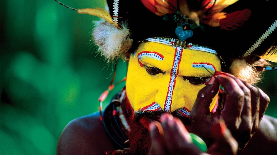 Papúa-Nueva Guinea ofreciendo cultura indígena y también un hombre