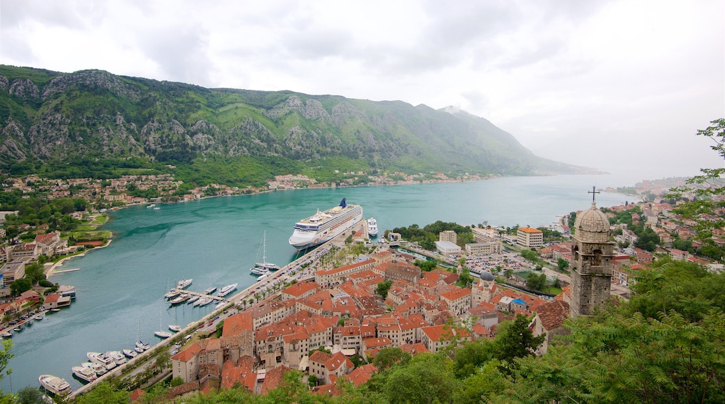 Kotor som inkluderer rolig landskap, cruise og kystby