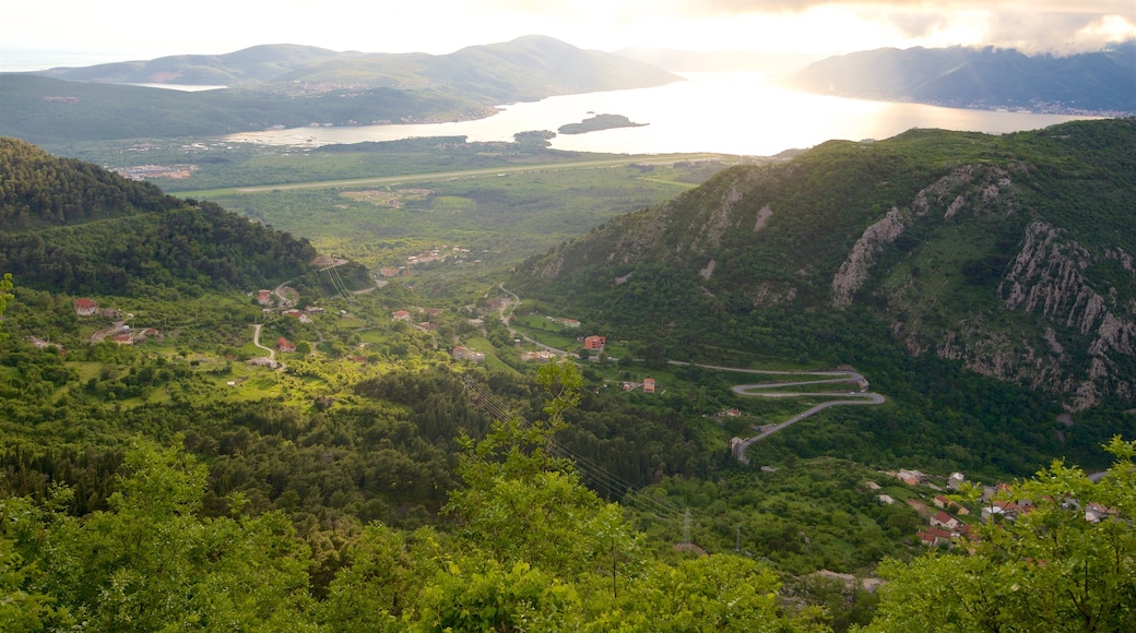 Kotor que incluye vista panorámica, una pequeña ciudad o aldea y un atardecer