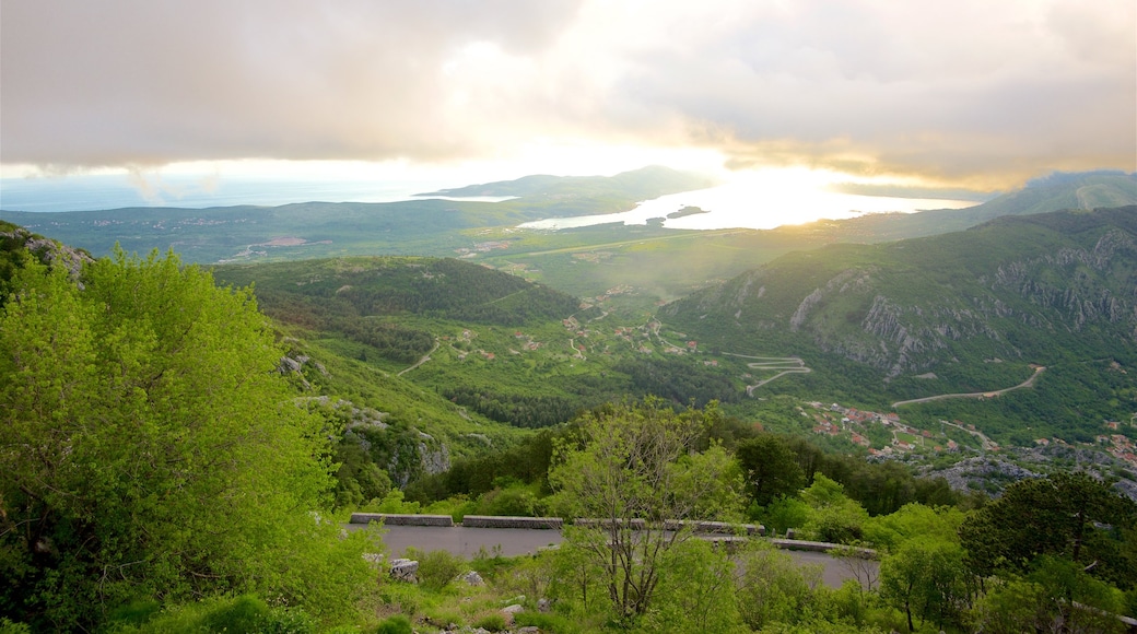 Kotor mostrando un atardecer, un pueblo y vistas panorámicas